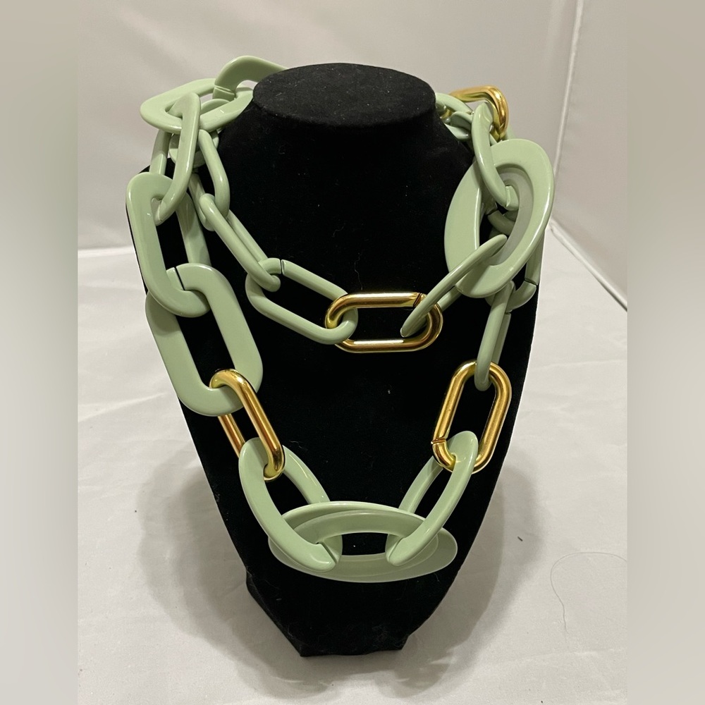 Alisha d Long Acrylic Chain